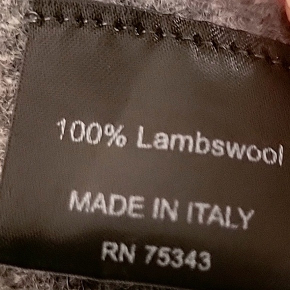 NWT Italian Woollen Treasures scarf in a gray plaid pattern and 100% Lambswool - Picture 6 of 6